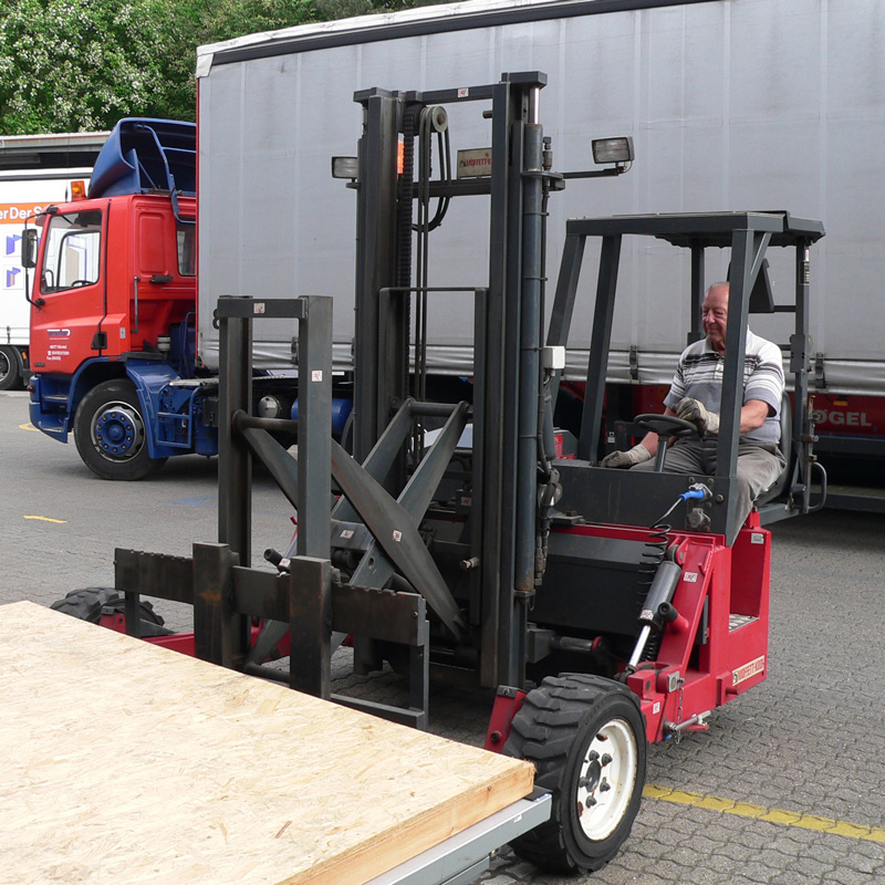 Staplerentladung für Schnellbaucontainer und Reifencontainer