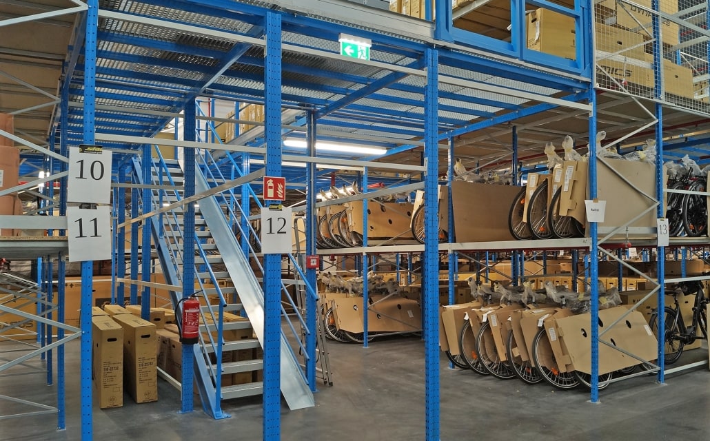 Weitspannregalanlage Treppe mit Kartonrutsche