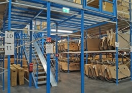 Weitspannregalanlage Treppe mit Kartonrutsche