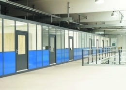 Hallenbüros auf Lagerbühne