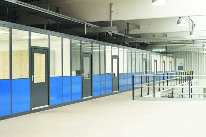 Hallenbüros auf Lagerbühne