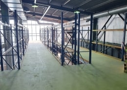 Palettenregal mit Lagerbühne umbaut