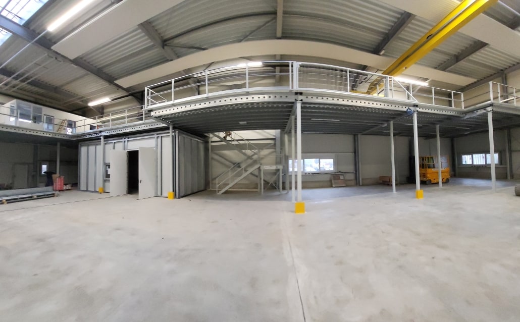 Lagerbühne mit Treppe: Individuelle Planung, Lieferung, Montage von Lagertechnik.de