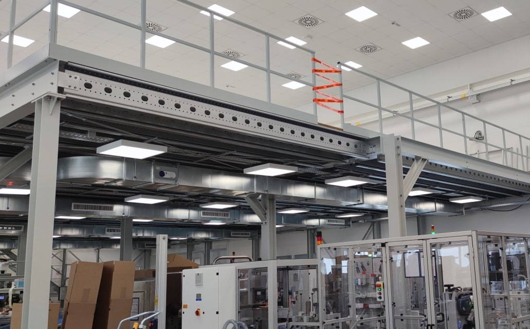 Stahlbaubühne im Produktionsbereich: maßgeschneiderte Bühne